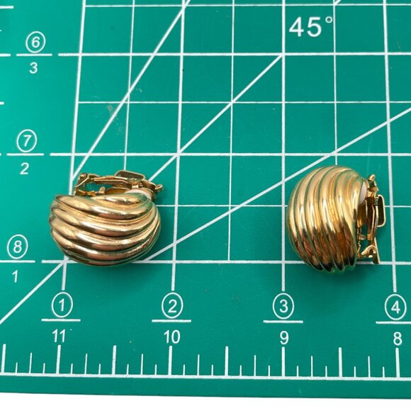 Vintage BUTLER 5th Ave Collection Ribbed Gold Tone Clip on Earrings Signed - Picture 8 of 8